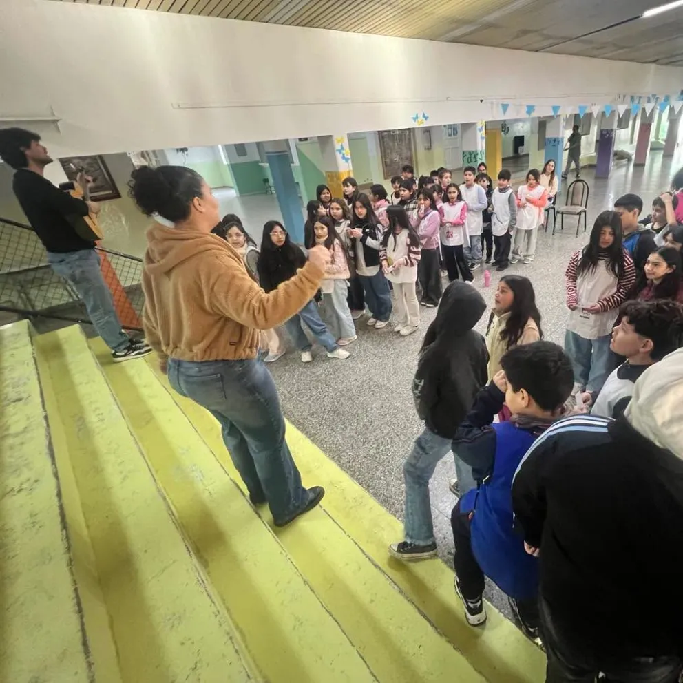 El Coro Estelar de Lamarque presentó el Programa Coros y Orquestas a estudiantes de la Escuela Nº 25 para incentivar la participación en espacios de formación musical. Foto: gentileza.