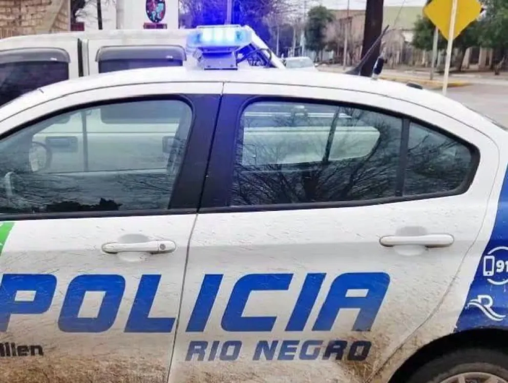 El operativo se extendió durante más de ocho horas en el barrio Las Marías de Choele Choel y finalmente redujeron al joven que amenazaba con quitarse la vida. Foto: gentileza