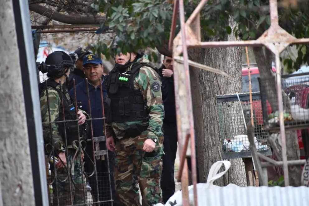El video muestra el momento en que efectivos policiales ingresan a la vivienda y reducen al joven, poniendo fin a un operativo que se extendió durante más de ocho horas.
