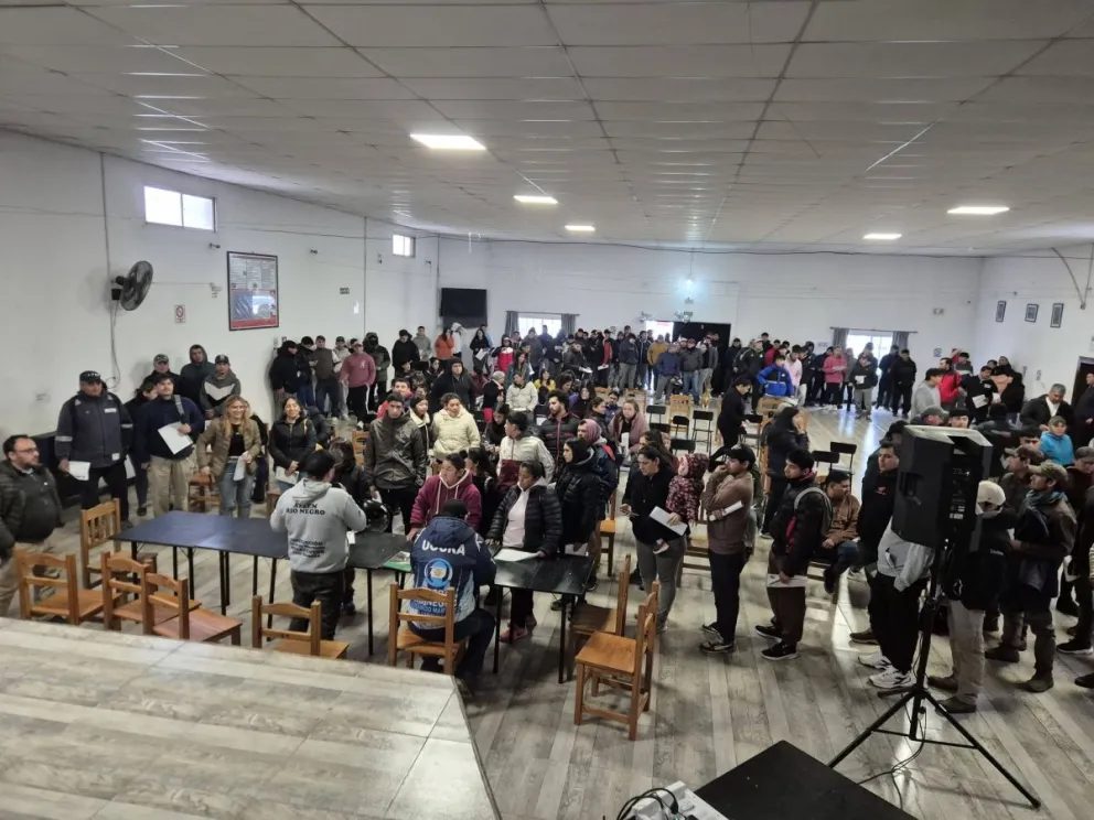 La jornada reunió a más de 300 vecinos de Chimpay interesados en conocer oportunidades laborales y presentar sus antecedentes ante representantes de UOCRA. Foto: gentileza.