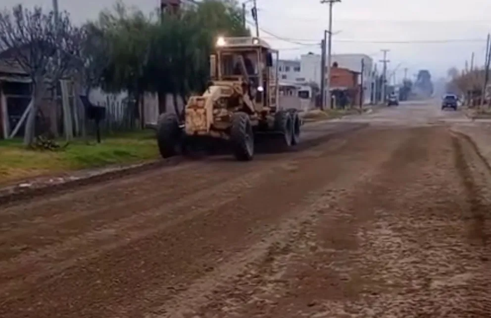 Las lluvias registradas en Lamarque impiden, por el momento, que el municipio avance con las tareas de repaso y nivelación de calles. Foto: gentileza.