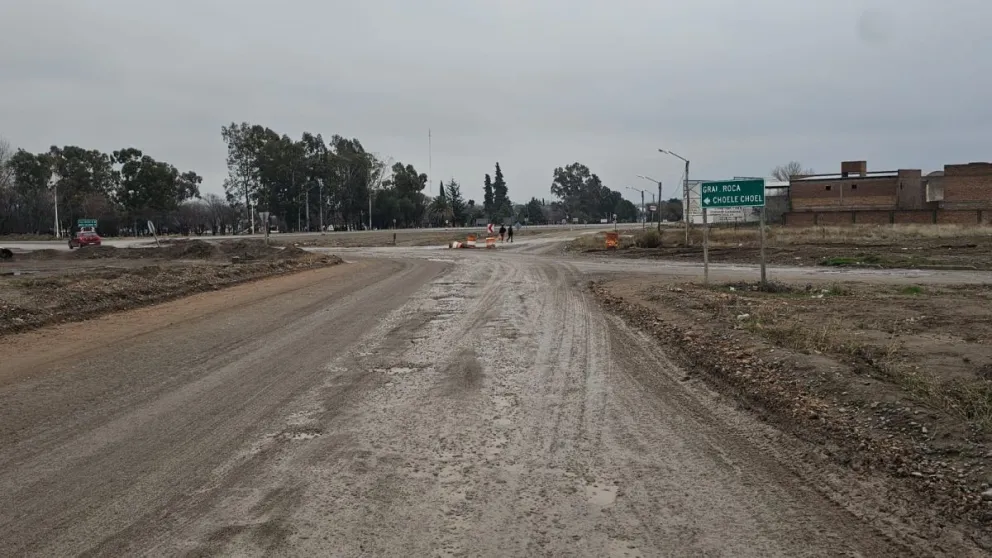 La rotonda de acceso a Choele Choel en la intersección de las rutas nacionales 22 y 250 continúa en un estado de abandono alarmante. Fotos: 7 en Punto. 