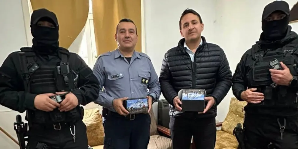 El municipio entregó cuatro equipos de comunicación de largo alcance para mejorar el trabajo operativo de la Policía Motorizada de Río Colorado. Foto: gentileza.