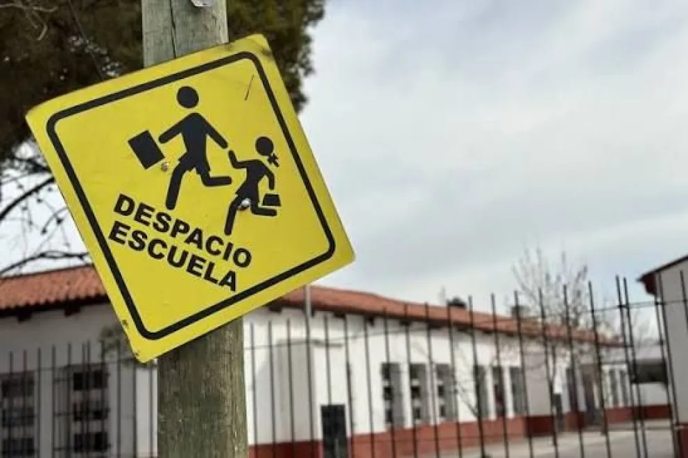 La Justicia determinó que el conductor había estacionado en un sector reservado para el transporte escolar y rechazó el reclamo por los daños ocasionados durante la maniobra del colectivo. Foto: web.