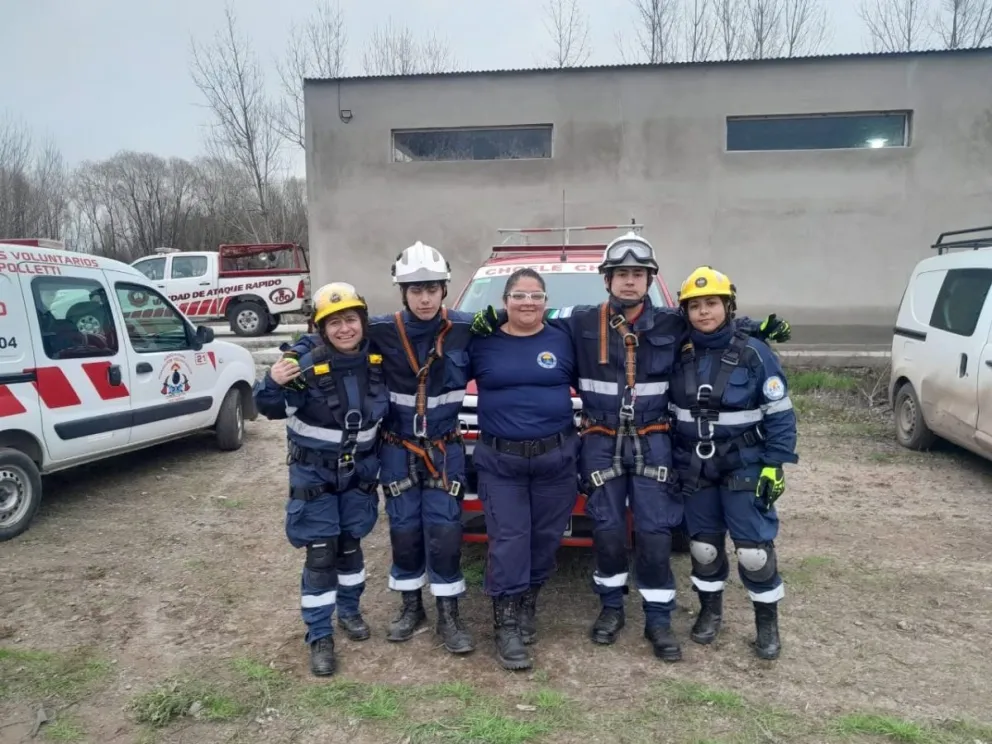 Cinco bomberos voluntarios de Choele Choel participan este fin de semana del Curso de Rescate con Cuerdas – Nivel 1, que se desarrolla en Ingeniero Huergo para personal de la Regional 3. Foto: gentileza.