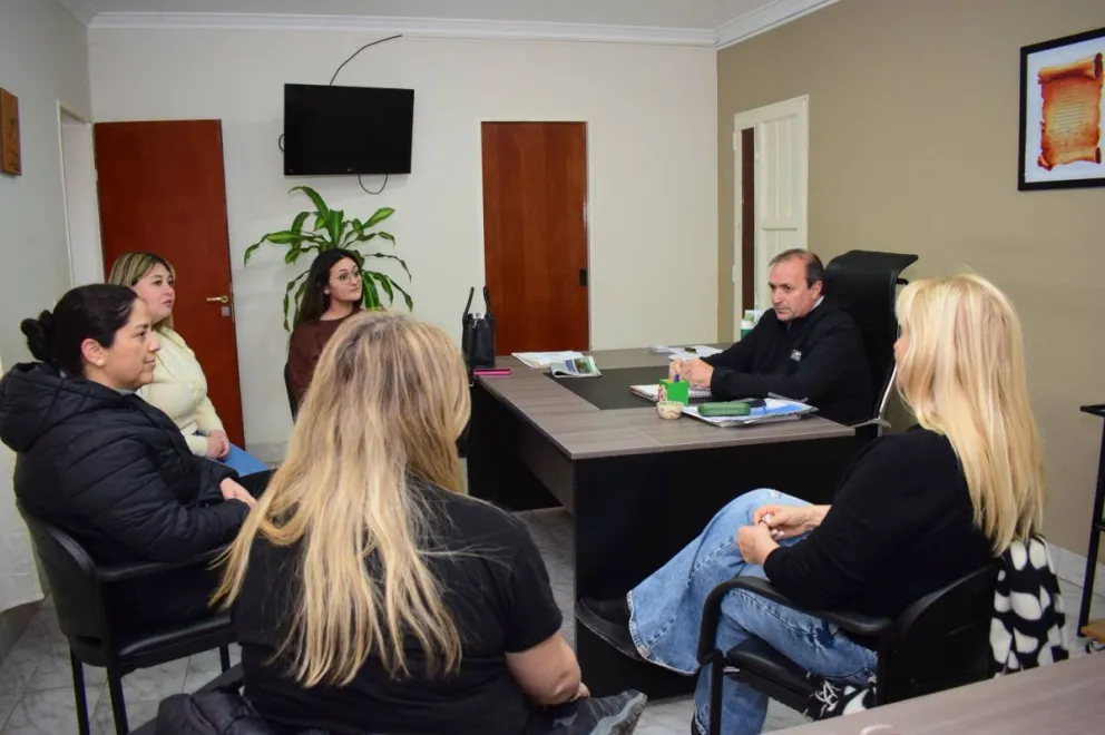 El intendente Robin del Río recibió a la secretaria de Juventud de Río Negro, Milagros Calvo, y a la coordinadora regional Lucía Catalano. Foto: Municipio Luis Beltrán.