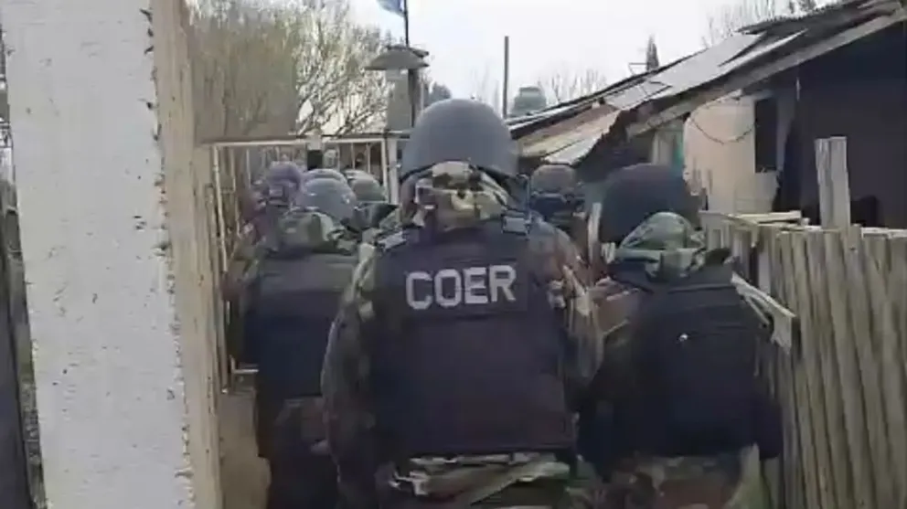 Durante el operativo se logró detener a un sospechoso.
Crédito: Gobierno Río Negro