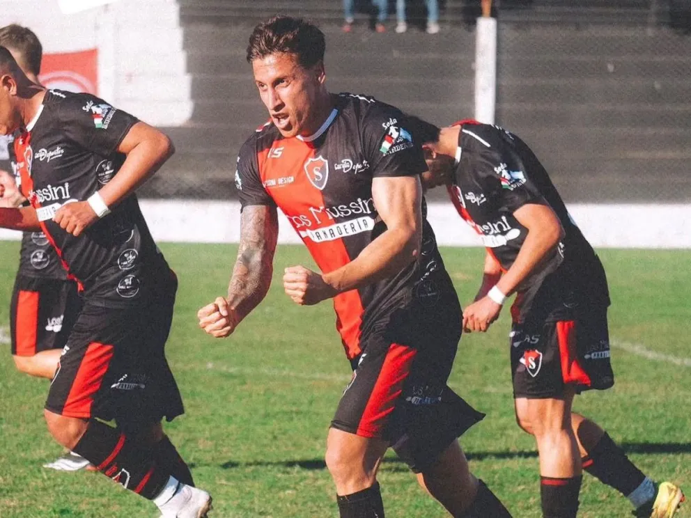 Jonathan Font, delantero oriundo del Valle Medio, convirtió los dos goles con los que Sporting derrotó a La Armonía en el inicio del Torneo Clausura de la Liga del Sur. Foto: gentileza.