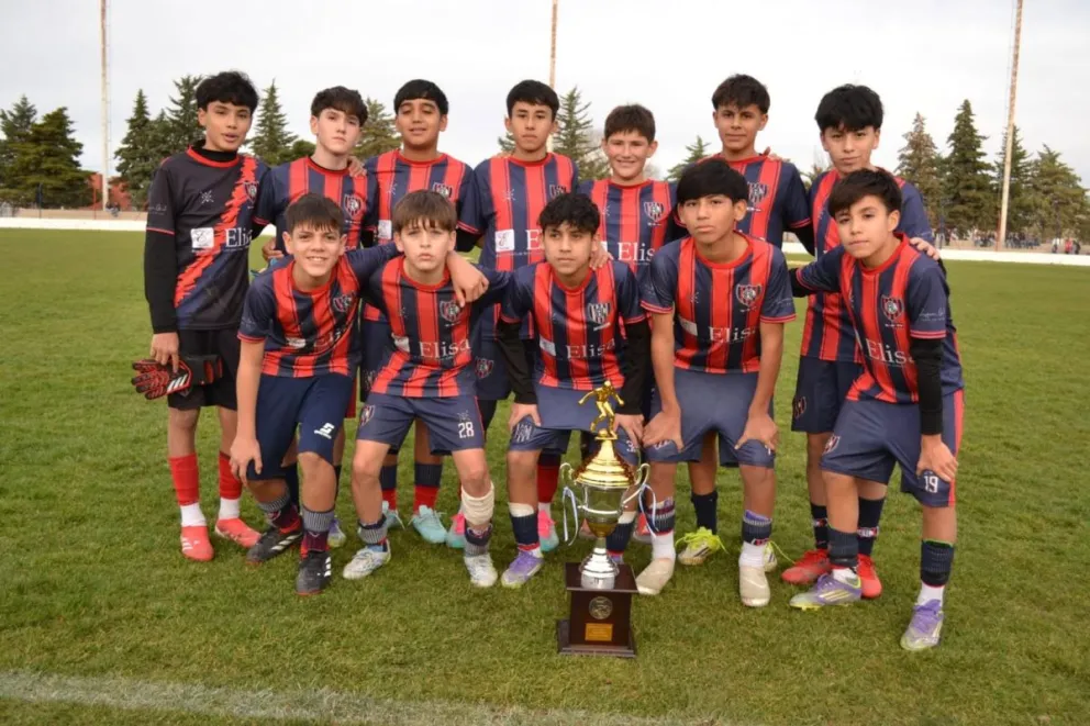 Las finales de la Copa de Invierno se disputaron en el estadio La Azulgrana, donde Atlético Lamarque reunió a cientos de chicos y familias en una jornada que combinó escuelitas de fútbol y definiciones en las categorías formativas. Foto: gentileza.