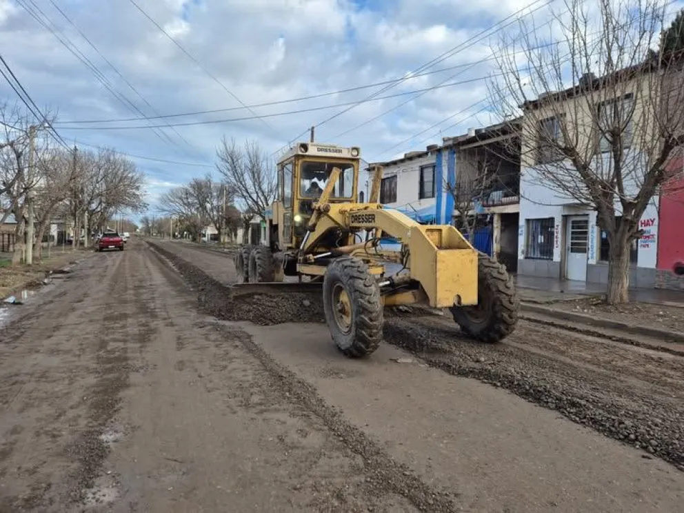 La motoniveladora municipal trabaja en distintos sectores de Chimpay para reparar las calles afectadas por las lluvias y mejorar la circulación vehicular. Foto: gentileza.
