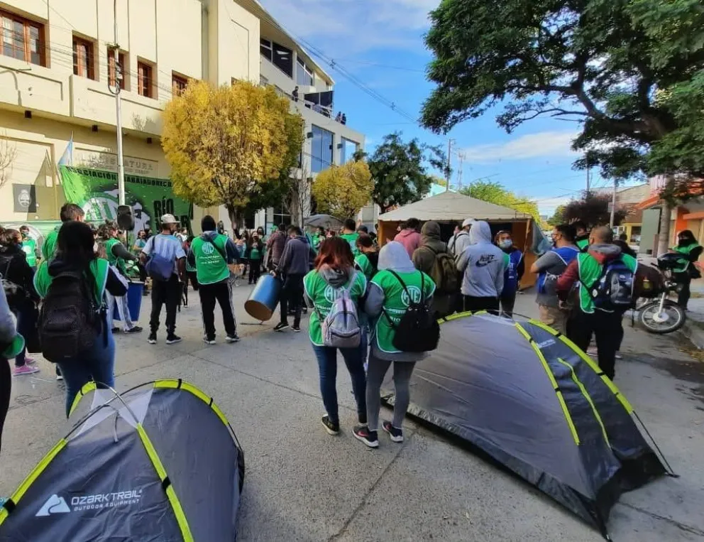 ATE realizará una movilización y un acampe frente a la Legislatura de Río Negro para respaldar el tratamiento del proyecto de pase a planta permanente de 4.200 trabajadores estatales. Foto: gentileza.