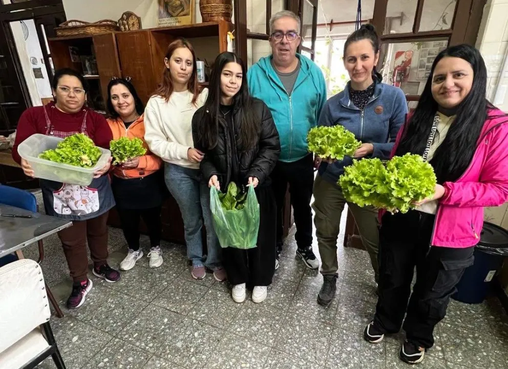 Maitena y Rocío, alumnas del CET N° 29, entregaron verduras cosechadas durante sus prácticas profesionalizantes al Hogar de Ancianos y a las Residencias Estudiantiles de Luis Beltrán. Foto: gentileza.