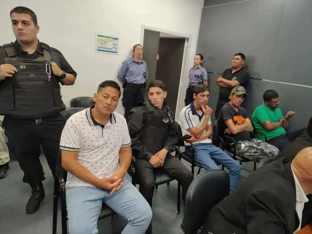 De izquierda a derecha: Antilaf; un policía de custodia; Jafri, Cau y Lagos. El STJ rechazó un recurso de queja contra la resolución que los absolvió. Foto: Cipo360.