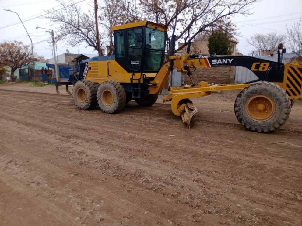 El Municipio de Lamarque continúa con la reparación de calles afectadas por las lluvias y desarrolla obras de infraestructura y mantenimiento en el cementerio y otros sectores de la ciudad. Foto: gentileza.