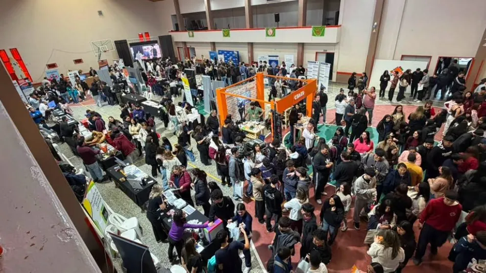 La tercera edición de la Feria de Carreras reunió a cerca de mil personas en Luis Beltrán y ofreció más de 30 propuestas educativas y de formación para jóvenes y adultos del Valle Medio. Fotos: Agustín García / 7 en Punto.