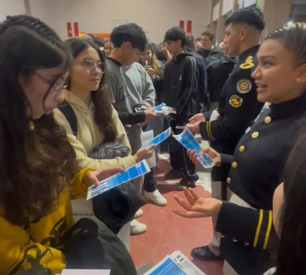 El stand de la Policía de Río Negro recibió más de 400 consultas durante la Feria de Carreras realizada en Luis Beltrán. Foto: gentileza.