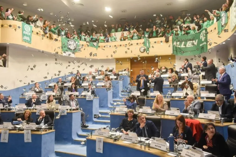 Lluvia de papelitos, luego del arduo debate con algunos opositores. Desde ATE siguieron desde el palco el tratamiento de la ley del pase a planta permanente. Foto e imágenes: Vanesa Schwemmler para NoticiasNet.