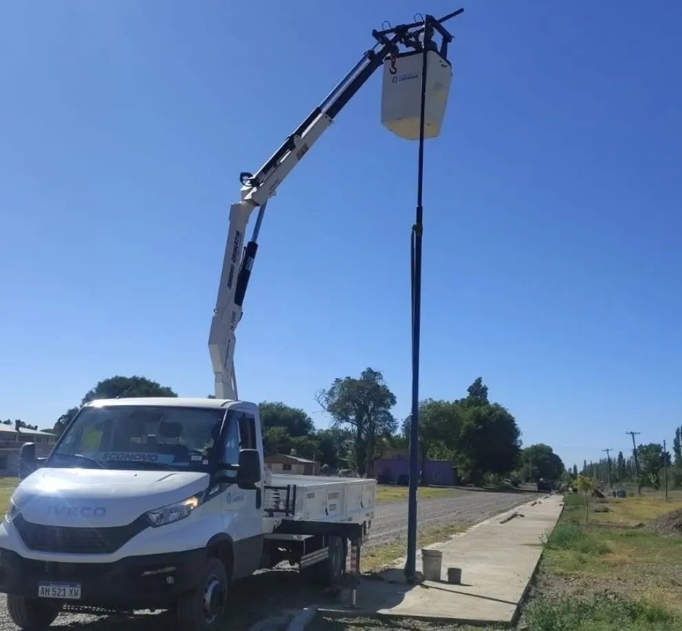 Personal municipal realizó trabajos de reparación y reemplazo de cables para restablecer el alumbrado en distintos sectores del centro de Lamarque. Foto: gentileza.