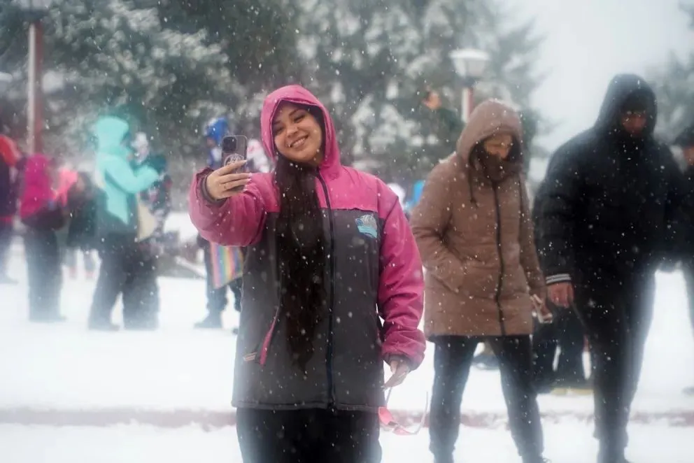 Llegó la nieve, siguen llegando vuelos de Brasil y se viene una grilla cargada para la Fiesta de la Nieve.