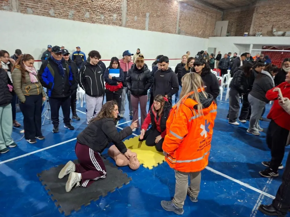La capacitación reunió a vecinos y vecinas de todo el Valle Medio interesados en adquirir herramientas para actuar ante situaciones de emergencia. Foto: gentileza