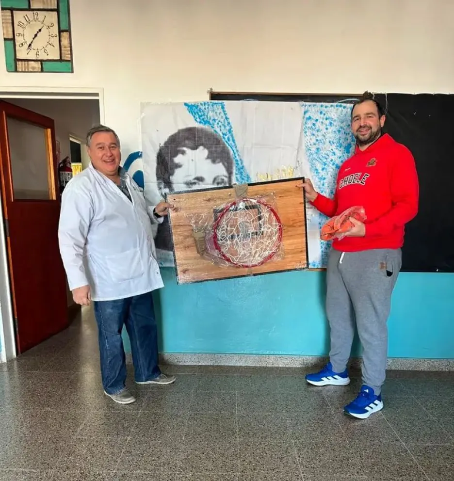 La Escuela Municipal de Básquet de Choele Choel entregó materiales deportivos a la Escuela N° 354. Foto: gentileza.