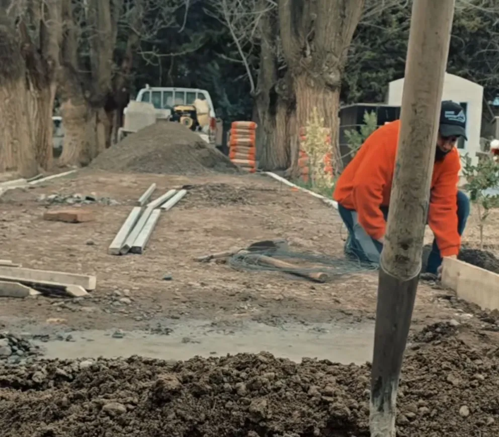 El Municipio de Lamarque avanza con trabajos de mantenimiento y acondicionamiento para poner en valor el Cementerio local. Foto: gentileza.