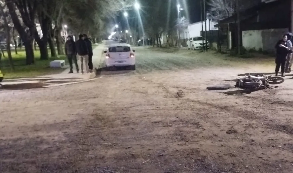 El joven motociclista fue trasladado al hospital de Choele Choel tras el choque ocurrido en la esquina de las avenidas Namuncurá y San Martín. Foto: gentileza.