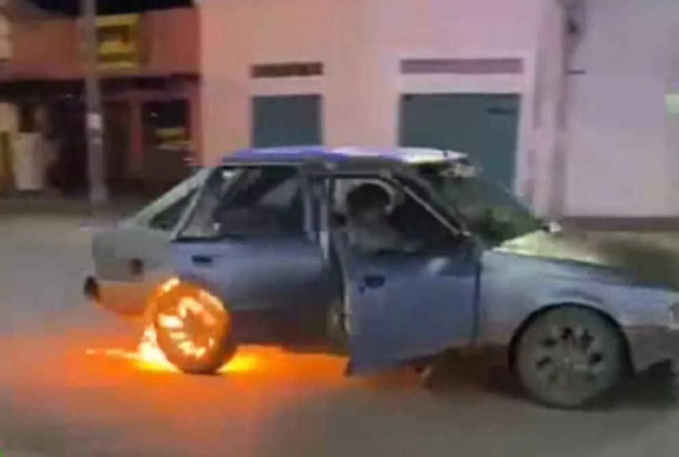 El vehículo sufrió un principio de incendio durante la madrugada del sábado mientras circulaba por avenida Roca de Luis Beltrán. Foto: Captura video gentileza Radio Municipal Luis Beltrán.