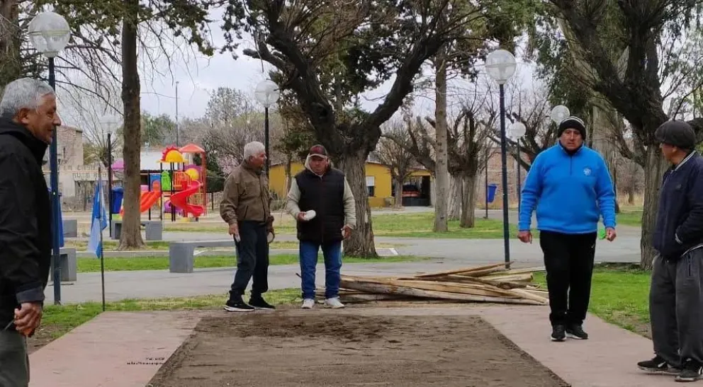 Las siete canchas de la Plaza San Martín ya están listas para recibir el torneo aniversario de Tejo Lamarque. Foto: gentileza.