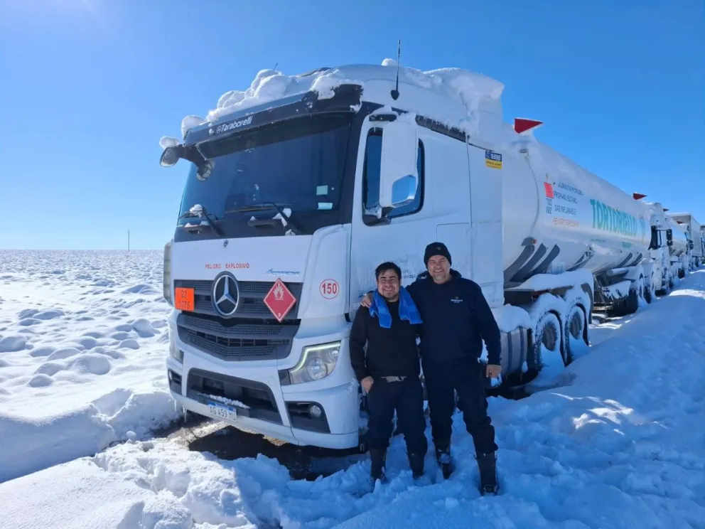 Martín Grigera permanece en Las Lajas junto a cientos de camioneros que esperan poder atravesar el paso internacional Pino Hachado rumbo a Chile. Foto: gentileza.