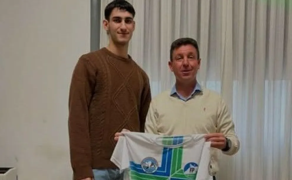 Valentino De Angelis recibió el reconocimiento del Municipio de Choele Choel tras su participación en el Campeonato Argentino de Pelota Paleta. Foto: gentileza.