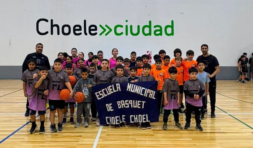 Las escuelitas de Choele Choel, Luis Beltrán y Chimpay compartieron una jornada de mini básquet en el Playón Polideportivo Municipal. Foto: gentileza.