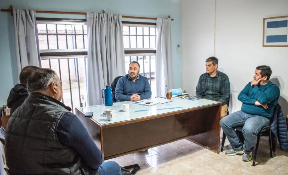 Gustavo “Tavi” Sepúlveda junto a funcionarios provinciales y municipales durante la recorrida por distintos espacios de Chimpay. Foto: gentileza.