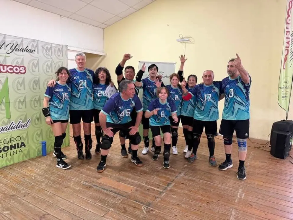 La Escuela Municipal de Newcom Lamarque celebró un histórico triplete en Los Menucos con títulos en las categorías +40, +50 y +60. Foto: gentileza.