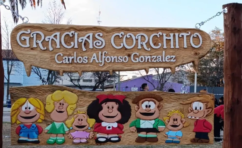 El sector de juegos de la plaza San Martín fue señalizado en homenaje al doctor Carlos “Corchito” González. Foto: gentileza.