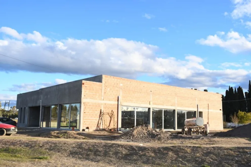 El nuevo gimnasio municipal de Pomona avanza con la colocación de aberturas, vidrios y trabajos de revoque exterior. Foto: gentileza.