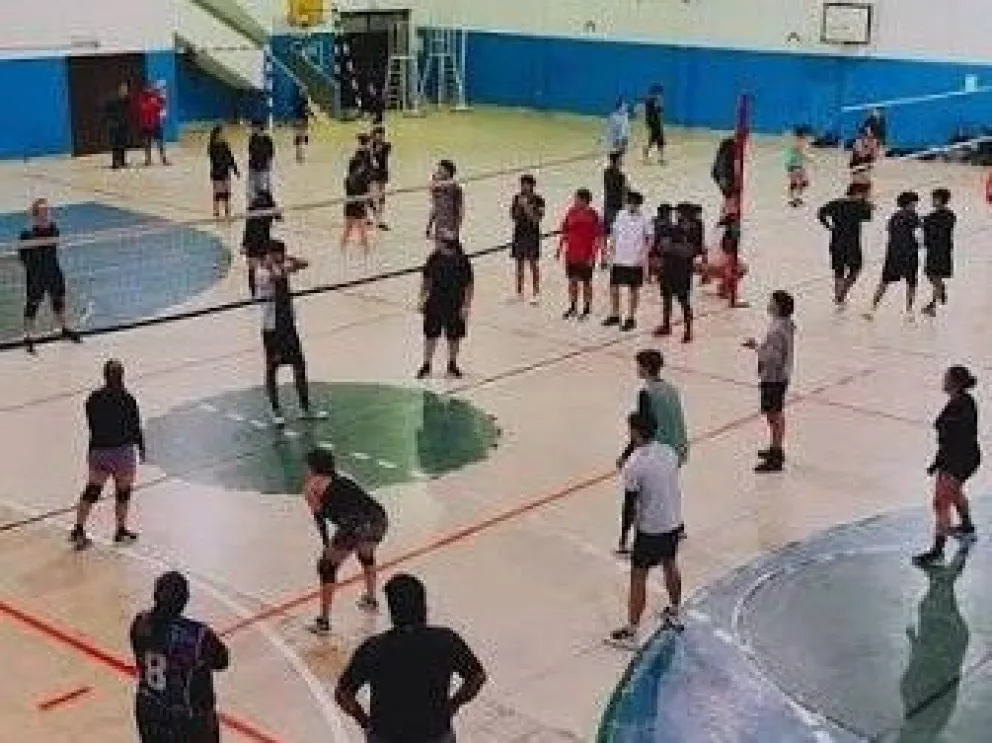 Cuatro de las seis calderas previstas ya fueron instaladas en el Gimnasio Municipal de Río Colorado. La obra busca mejorar las condiciones del espacio durante los meses de frío. Foto: gentileza.