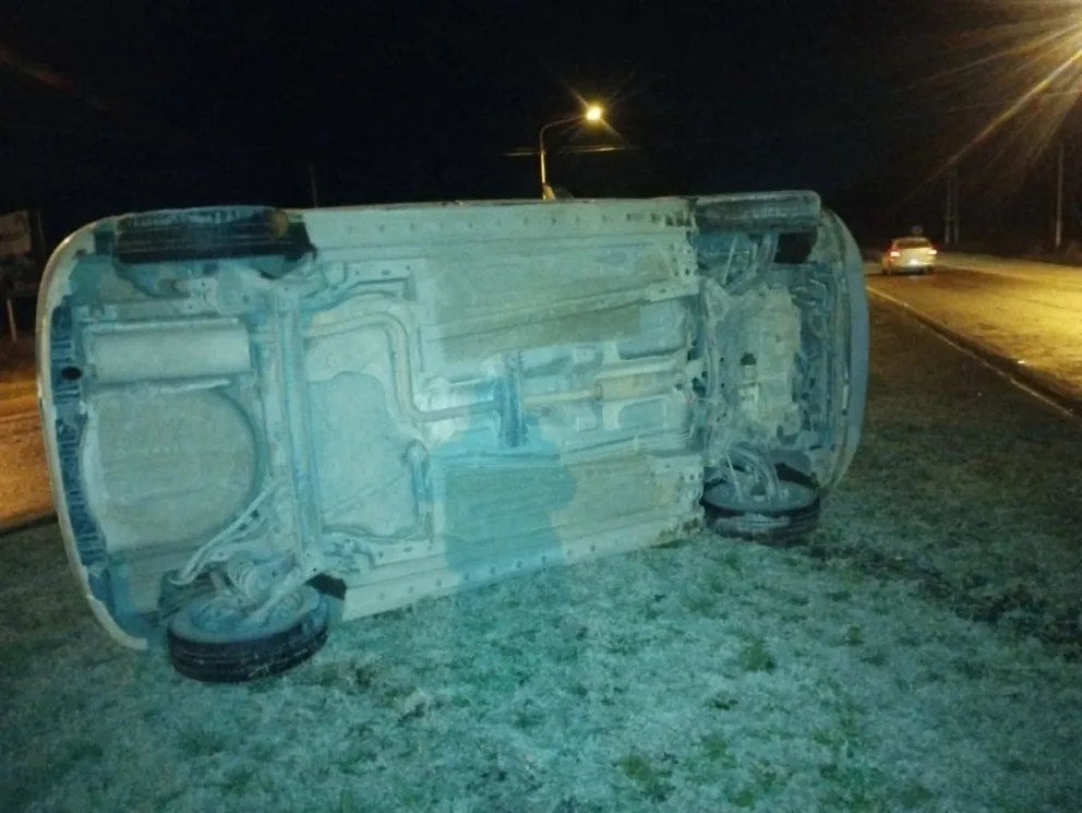 El vehículo terminó volcado sobre el sector de césped de la rotonda de ingreso a Luis Beltrán. Foto: gentileza.
