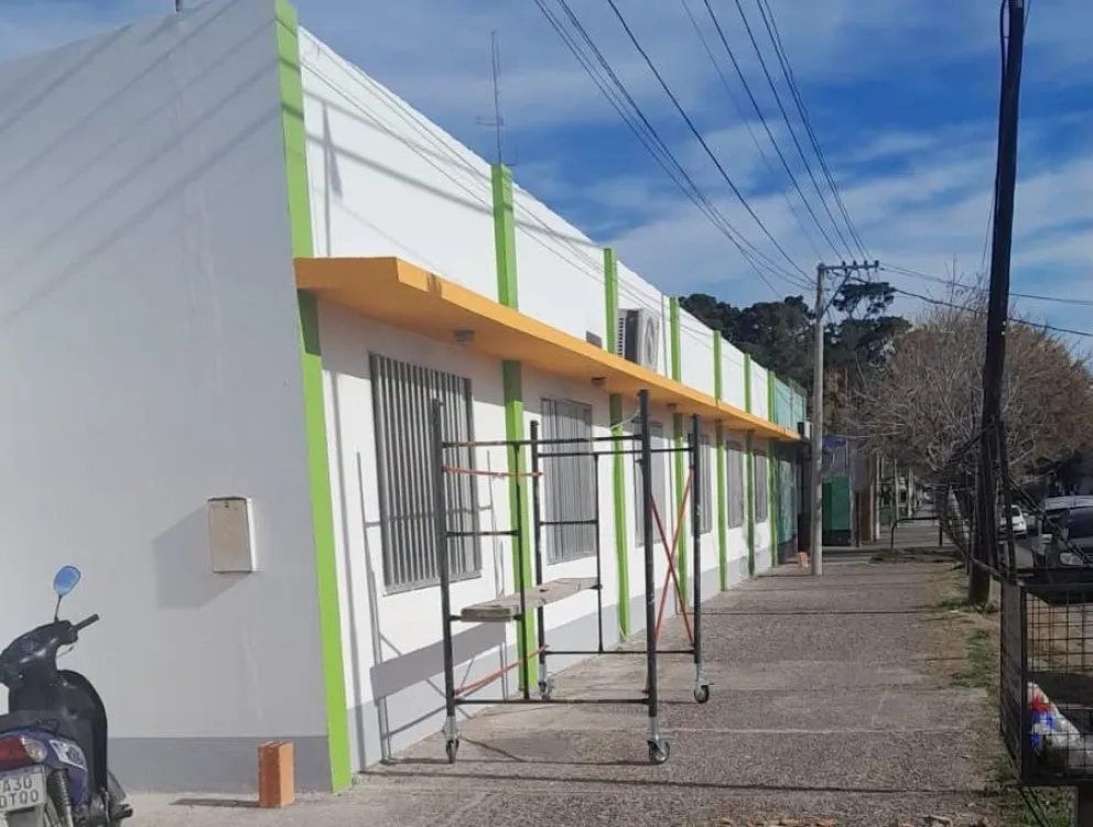 Se realizan trabajos de revoque, reparación y pintura en el exterior de la Escuela de Educación Básica de Adultos Nº 23 de Lamarque. Foto: gentileza.
