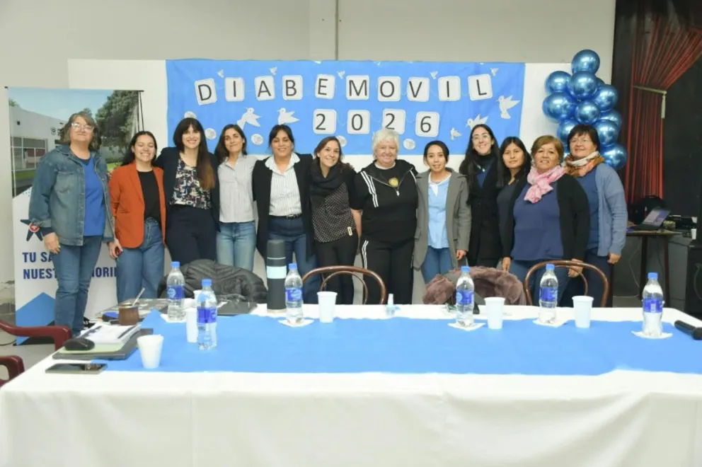Profesionales de la salud y vecinos participan de la jornada de capacitación y concientización sobre diabetes que se desarrolla en Lamarque. Foto: gentileza.