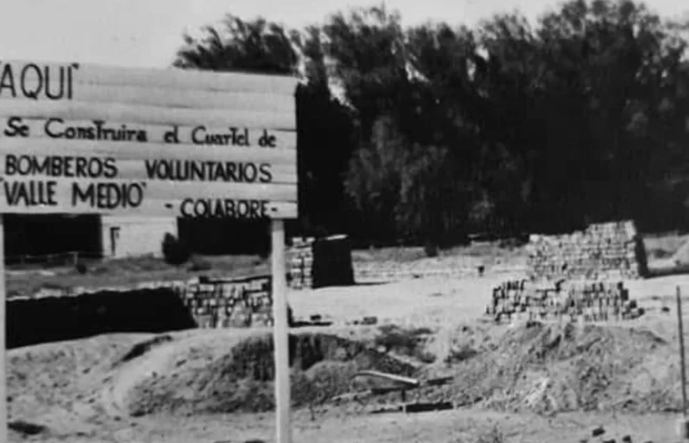 Momentos de la construcción del cuartel de Bomberos. Foto: gentileza Bomberos Voluntarios de Choele Choel. 