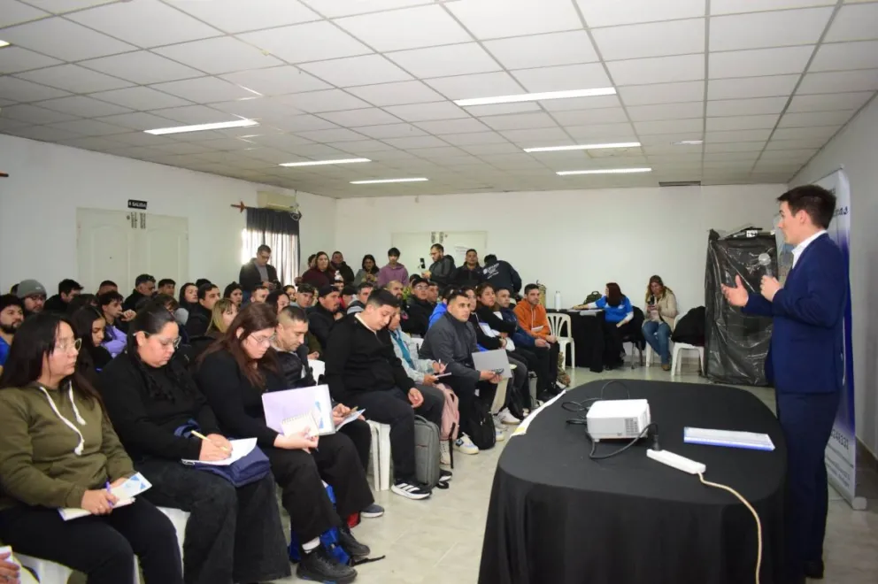 La capacitación de “Vigilador General” comenzó este sábado en Luis Beltrán con los 50 cupos completos y una convocatoria que superó las 140 personas. Foto: gentileza.