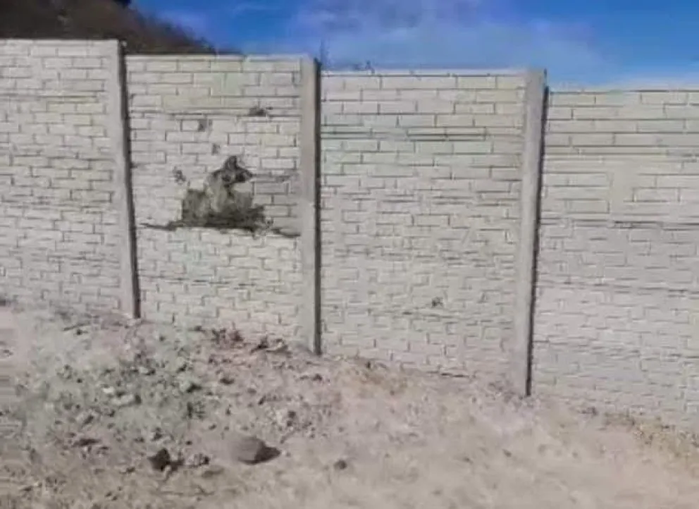 Parte del nuevo paredón del cementerio de la Comunidad Rusa de Choele Choel sufrió importantes destrozos durante el último fin de semana. Foto: gentileza.