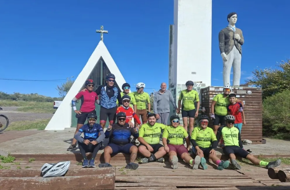 “Pedaleros del Cefe” es un grupo que año a año va creciendo y todos los años viajan a Chimpay. Fotos: gentileza. 