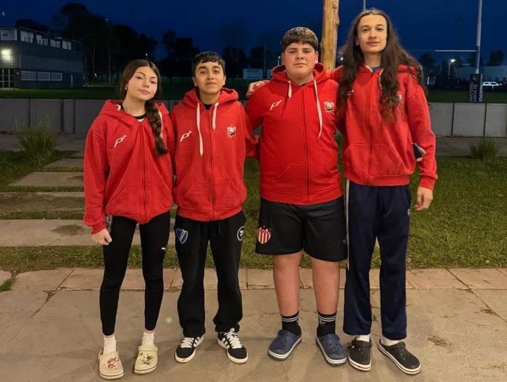 Delfina López Corona, Santino Sánchez Ralinqueo, Juan Martín Vergara y Tiziano Costanzo Botone representarán a Río Negro en el Campeonato Argentino de Vóley. Foto: gentileza.