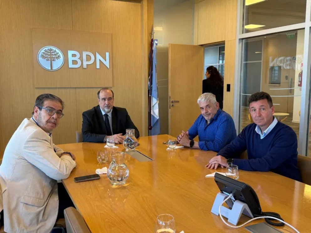 Diego Ramello durante el encuentro con el presidente del Banco Provincia del Neuquén, Gabriel Bosco. Foto: gentileza.
