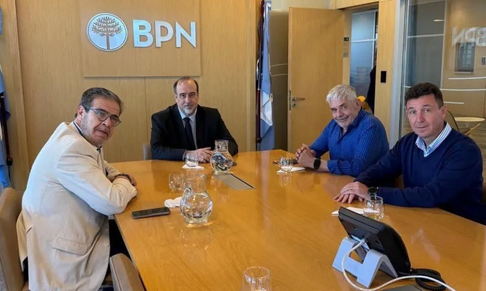 El intendente Diego Ramello se reunió con las autoridades del Banco Provincia del Neuquén para analizar el futuro de la sucursal de Choele Choel. Foto: gentileza.