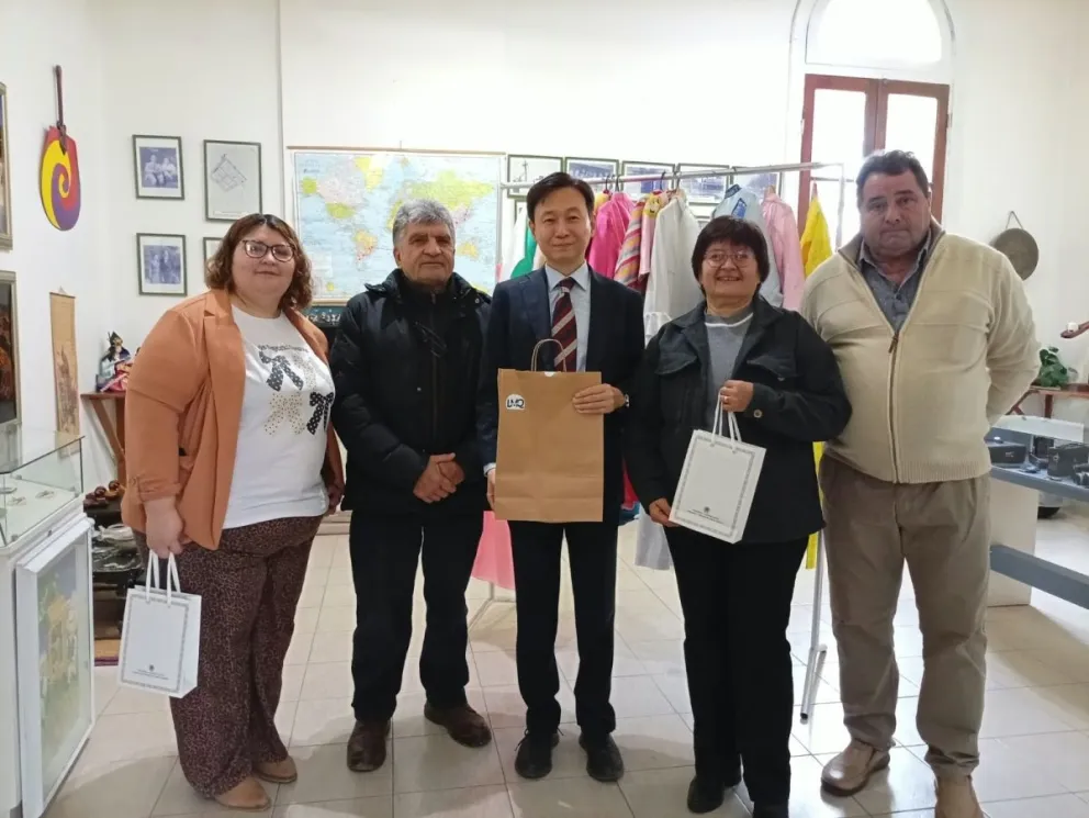 El Primer Secretario y Cónsul de la Embajada de Corea, Heo Insoo, junto a la intendenta interina de Lamarque, Irma Giles, durante la visita al Museo Coreano. Foto: gentileza.
