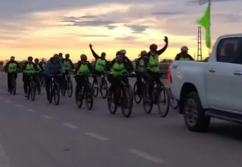 Ciclistas partieron desde Viedma rumbo a Chimpay para participar del encuentro con Ceferino Namuncurá. Foto: captura video.