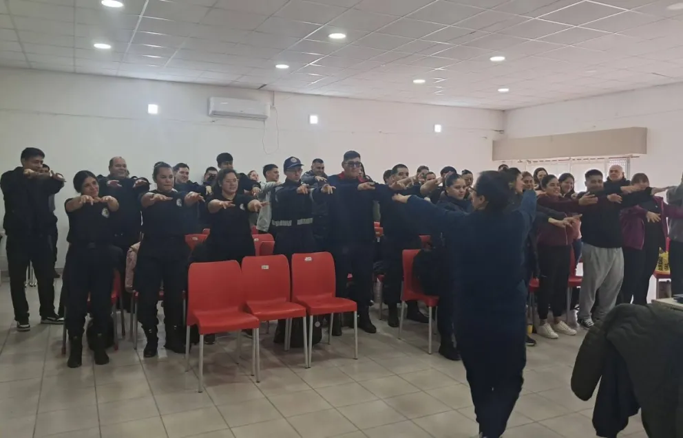 Personal policial de Choele Choel recibió capacitación en RCP, primeros auxilios y atención de emergencias por parte de profesionales de salud y Bomberos Voluntarios. Foto: gentileza.